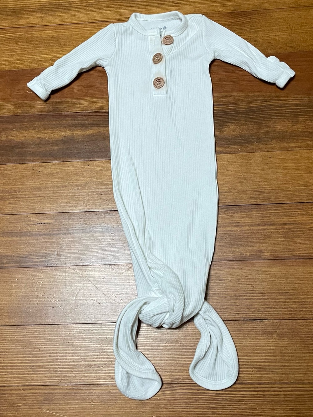 Kyte BABY Cream Ribbed Knotted Gown with Wooden Buttons Size Newborn